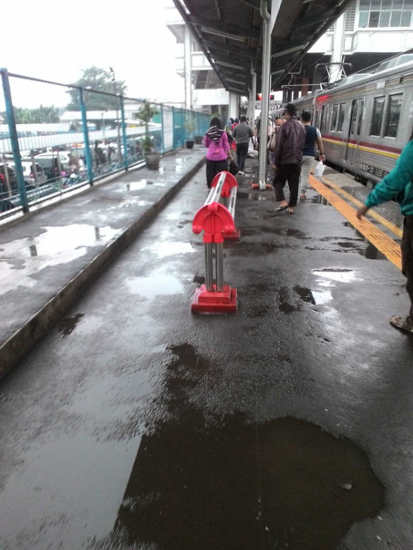 Genangan di salah satu stasiun pascahujan.