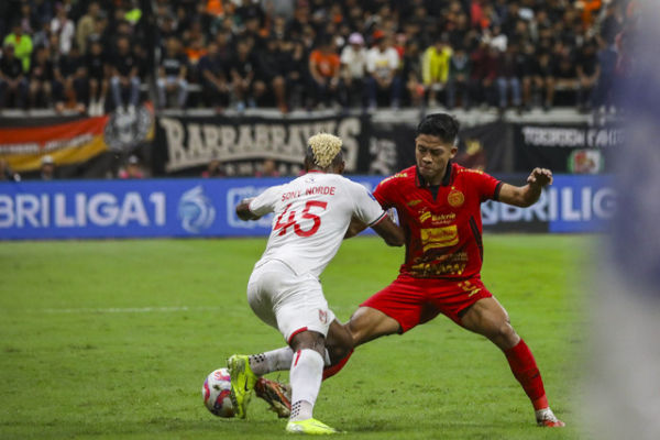 Pemain Persija Jakarta Rio Fahmi berusaha melewati pemain Malut United dalam pertandingan BRI Liga 1 di Jakarta Internasional Stadium (JIS), Tanjung Priuk, Jakarta, Jumat (23/5/2025).  Foto: Darryl Ramadhan/kumparan