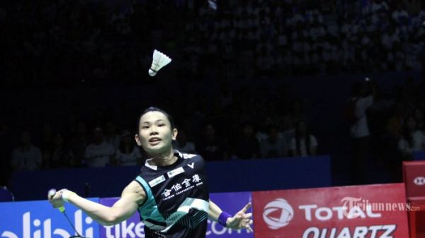 Pebulu tangkis tunggal putri Taiwan Tai Tzu Ying mengembalikan kok kearah pebulu tangkis tunggal putri China Chen Yufei pada pertandingan final kejuaraan Blibli Indonesia Open 2018 di Istora Senayan, Jakarta, Minggu (8/7/2018). Tai Tzu Ying berhasil menjadi juara usai mengalahkan Chen Yufei dengan skor 21-23, 21-15 dan 21-9. TRIBUNNEWS/IRWAN RISMAWAN