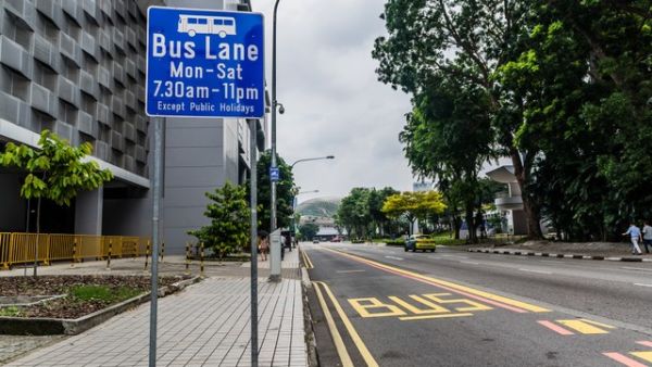 Trotoar di Singapura yang bersih dari sampah. Foto: Shutter Stock