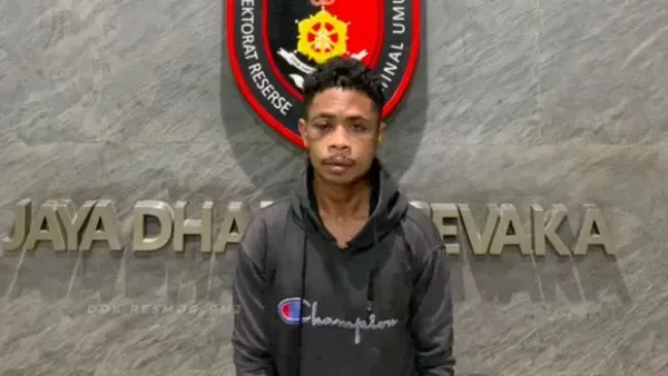 EK ditangkap pada Senin (16/6), pukul 03.00 WIB, di Jalan Arjuna, Benda Baru, Kecamatan Pamulang, Kota Tangsel. EK diduga mencabuli adik Bahar bin Smith (dok Resmob PMJ)