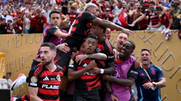 FLAMENGO KALAHKAN CHELSEA - Para pemain Flamengo melakukan selebrasi setelah mencetak gol ke gawang Chelsea. Klub asal Brasil, Flamengo menang 3-1 saat melawan Chelsea dalam pertandingan grup D Piala Dunia Antarklub 2025, Sabtu (21/6) dinihari WIB.