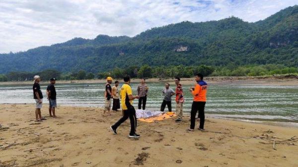 PENCARIAN - Tim gabungan saat mengevakuasi satu wisatawan asal Kabupaten Mojokerto, Jatim, tenggelam di Pancer Doord Pacitan, Jumat (20/6/2025). Niat berwisata, berujung petaka, 4 wisatawan asal Kabupaten Mojokerto Jatim tenggelam di Muara Pantai Pancer Door Pacitan. Satu diantaranya telah ketemu tak jauh dari lokasi. 