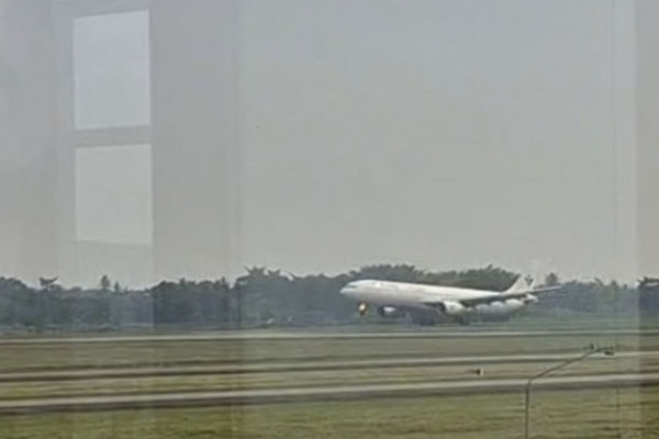 Momen Pesawat Saudia dengan nomor SVA5688 rute Muscat-Surabaya mendarat di Bandara Kualanamu, Deli Serdang, Sabtu (21/6/2025). Foto: Dok. SAR Medan