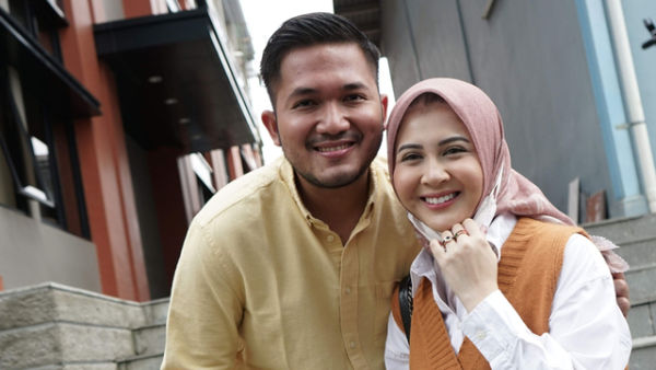 Kesha Ratuliu bersama suaminya Adhi saat ditemui dikawasan Tendean, Jakarta, Senin, (15/2). Foto: Ronny