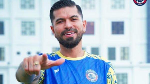 LATIHAN - Julian Guevara saat menjalani latihan bersama tim Arema FC di Lapangan Universitas Brawijaya Malang pada Senin (16/6/2025). Julian baru saja pamit pulang ke negaranya Kolombia untuk mengurusi kursus kepelatihan lisensi A dan B.
