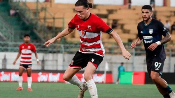 PERTANDINGAN - Pemain Madura United, Jordy Wehrmann (kaus loreng merah) menguasai bola dikawal pemain Borneo FC di Stadion Gelora Bangkalan, Sabtu (10/5/2025). Laga pekan ke-32 Liga 1 2024/2025 ini berakhir dengan skor 2-3 untuk kemenangan Borneo FC.
