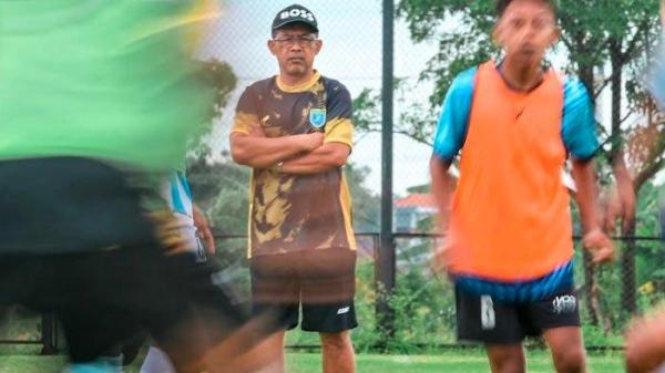 LENGKAPI SKUAD - Aji Santoso, pelatih Persela saat memantau seleksi pemain untuk persiapan musim 2025/2026 di Lapangan Gajah Mada, Lamongan.