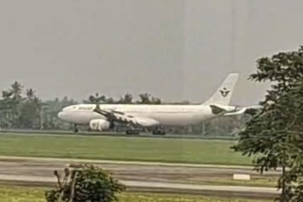 Momen Pesawat Saudia dengan nomor SVA5688 rute Muscat-Surabaya mendarat di Bandara Kualanamu, Deli Serdang, Sabtu (21/6/2025). Foto: Dok. SAR Medan