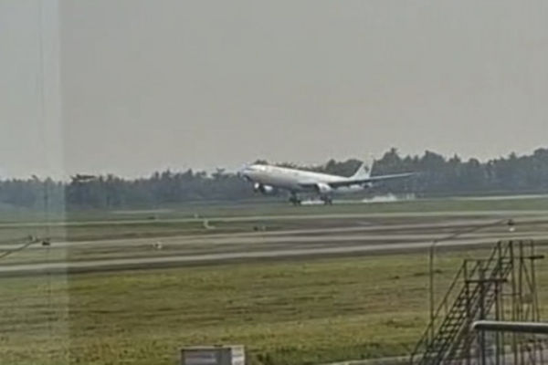 Momen Pesawat Saudia dengan nomor SVA5688 rute Muscat-Surabaya mendarat di Bandara Kualanamu, Deli Serdang, Sabtu (21/6/2025). Foto: Dok. SAR Medan