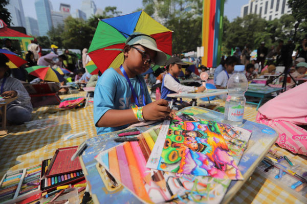 Sejumlah anak mengikuti lomba mewarnai di acara Festival Hari Anak 2024 di Jakarta, Sabtu (27/7). Foto: Jamal Ramadhan/kumparan