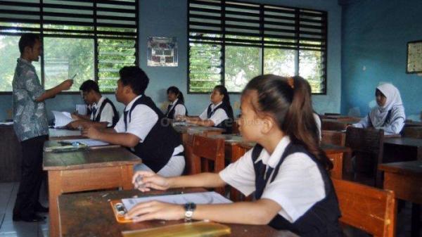 BIAYA MAHAL - Unggahan Facebook menyoroti daftar perlengkapan sekolah senilai Rp915 ribu di SMP Widya Krama, Kabupaten Gorontalo, memicu reaksi publik. Daftar mencantumkan 14 item, termasuk jas almamater dan kain seragam. Kepala Sekolah Hervina Pateda menegaskan, daftar itu bukan pungutan wajib.