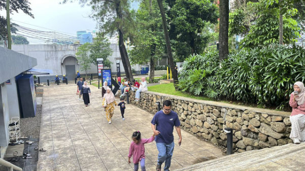 Suasana akhir pekan di Taman Literasi Martha Christina Tiahahu, Jakarta Selatan, Sabtu (21/6/2025). Foto: Nasywa Athifah/kumparan