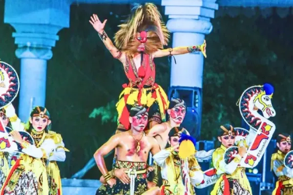 Bupati-Ponorogo-Berhasil-Memotivasi-Remaja-Mencintai-Kesenian-Reog-B.jpg