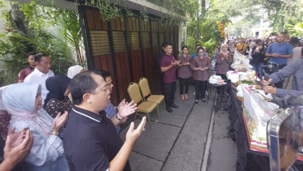Doa bersama merayakan ulang tahun ke-64 Jokowi di depan rumah Jokowi di Solo, Sabtu (21/6/2025). Foto: kumparan