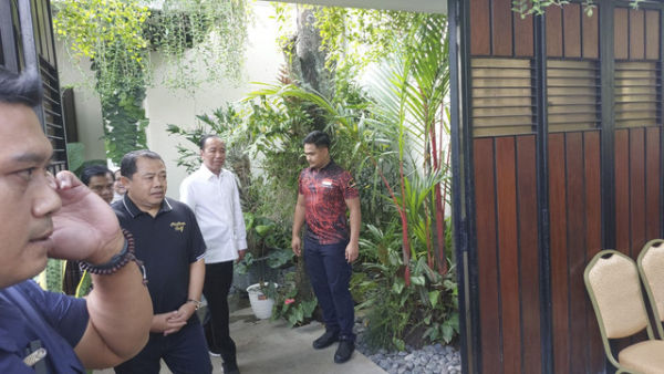 Jokowi yang berulang tahun ke-64, muncul dari balik pagar rumahnya di Solo, Sabtu (21/6/2025). Foto: kumparan