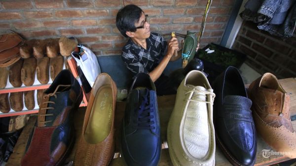 Perajin mengerjakan pembuatan sampel sepatu yang terbuat dari bahan baku utama olahan limbah kulit kaki (ceker) ayam di rumah produksi Hirka Shoes Kota Bandung, Jawa Barat, Selasa (17/12/2024). Hirka Shoes yang dirintis Nurman Farieka Ramdhany sejak 2018, telah menjual ribuan pasang sepatu kulit ceker ayam berbagai model secara online ke berbagai kota di Indonesia hingga mancanegara, seperti Malaysia, Singapura, Jepang, Brasil, Inggris, hingga Amerika Serikat, dengan harga Rp 500 ribu hingga Rp 3 juta per pasang. Sementara itu menjelang akhir 2024 ini, Hirka Shoes menghentikan sementara produksunya, karena tengah fokus menyiapkan sejumlah sampel sepatu ceker ayam untuk rencana kerja sama produksi di awal 2025. Tribun Jabar/Gani Kurniawan