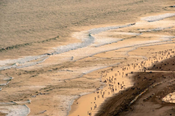 Ilustrasi wisatawan di pantai. Foto: Dok. Kemenparekraf RI