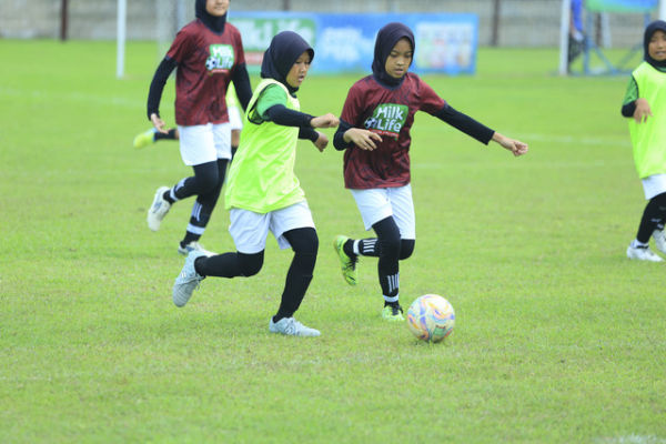 Aksi pemain di MilkLife Soccer Challenge Yogyakarta yang digelar di Stadion Tridadi dan Lapangan Sidomoyo, Sleman. Foto: Dok. MilkLife Soccer Challenge