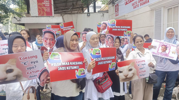 Relawan PSI yang datang ke DPP, mendukung Kaesang Pangarep kembali menjadi Ketum partai, Jakarta, Sabtu (21/6/2025).  Foto: Thomas Bosco/kumparan