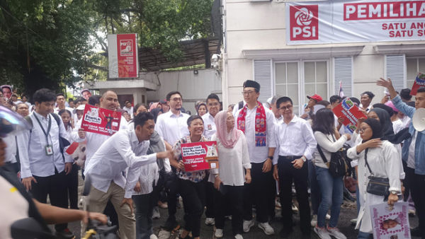 Relawan PSI yang datang ke DPP, mendukung Kaesang Pangarep kembali menjadi Ketum partai, Jakarta, Sabtu (21/6/2025).  Foto: Thomas Bosco/kumparan