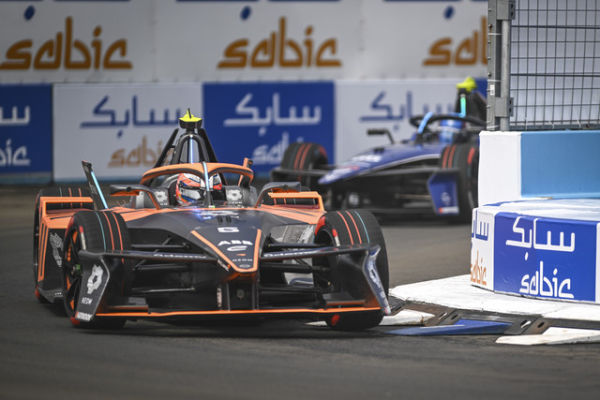 Pembalap tim Neom Mclaren Taylor Barnard memacu kecepatan saat Kualifikasi Formula E World Championship musim ke-11 di Jakarta International E-Prix Circuit (JIEC), Jakarta, Sabtu (21/6/2025). Foto: Fauzan/ANTARA FOTO