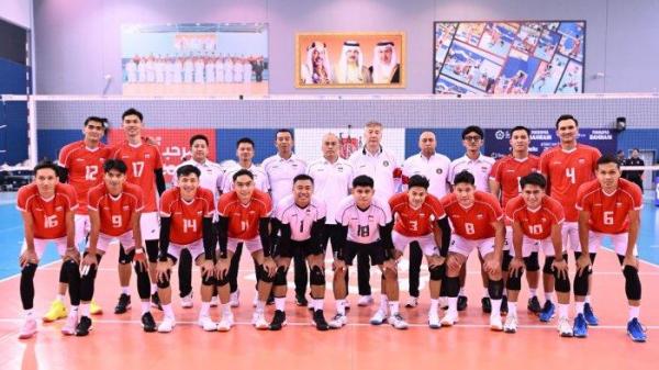 TIMNAS VOLI INDONESIA - Skuad Timnas voli putra Indonesia berfoto jelang pertandingan melawan Thailand di AVC Nations Cup 2025 pada Rabu (18/6/2025).