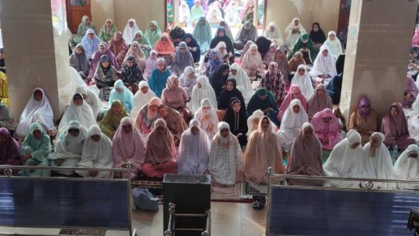 PEGAWAI DIPECAT - Viral karyawan dipecat bosnya karena salat kelamaan selama 20 menit. Inilah curhatannya yang tak pernah terbersit dalam benaknya.