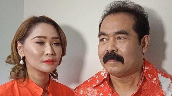 Pasangan selebritas Inul Daratista dan Adam Suseno di kawasan Mampang Prapatan, Jakarta Selatan, Senin (14/9/2023).