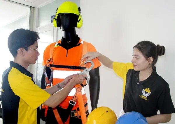 Đặt an toàn, vệ sinh lao động trên hết - Ảnh 1.