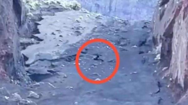 PENDAKI JATUH - Tangkapan layar video pendaki Rinjani jatuh, Sabtu (21/6/2025). Pendaki tersebut merupakan seorang wanita warga negara (WN) Brasil.