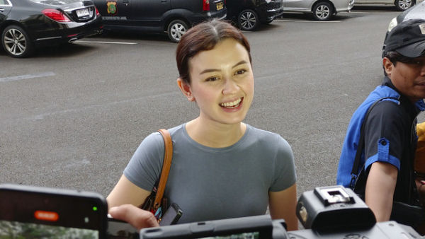 Artis Kimberly Ryder menyambangi Kantor Polres Metro Jakarta Selatan. Foto: Aprilandika Pratama/kumparan