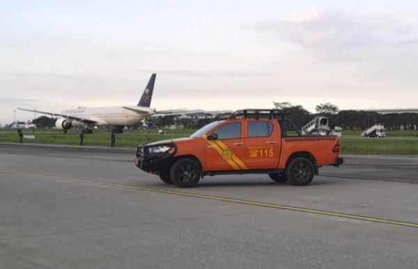 Sejumlah petugas Basarnas saat mengevakuasi penumpang pesawat Saudia SVA5688 mendarat darurat setelah terima ancaman bom di Bandara Kualanamu, Deli Serdang, Sabtu (21/6/2025). Foto: Dok. Basarnas