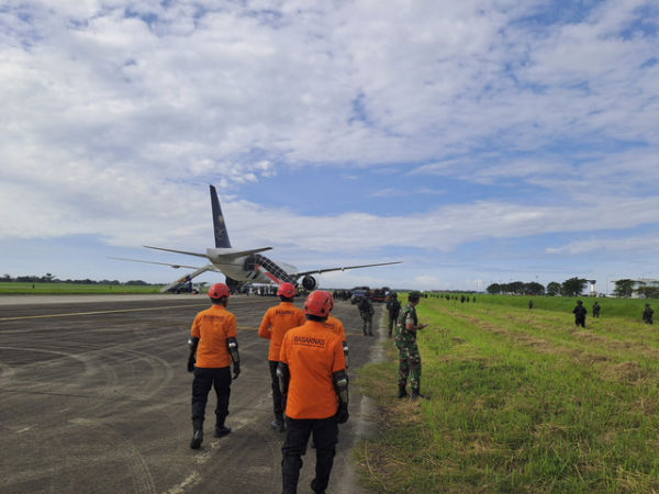 Sejumlah petugas Basarnas saat mengevakuasi penumpang pesawat Saudia SVA5688 mendarat darurat setelah terima ancaman bom di Bandara Kualanamu, Deli Serdang, Sabtu (21/6/2025). Foto: Dok. Basarnas