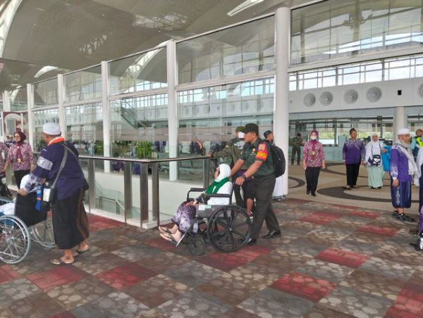 Petugas menurunkan parapenumpang saat sterilisasi pesawat Saudia SVA5688 yang mendarat darurat di Bandara Kualanamu, Kabupaten Deli Serdang, usai terima ancaman bom, Sabtu (21/6). Foto: Dok: Puspen TNI