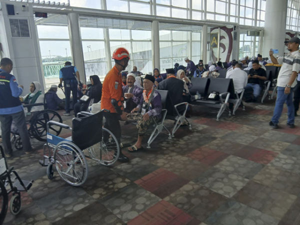 Suasana setelah penumpang pesawat Saudia SVA5688 mendarat darurat setelah terima ancaman bom di Bandara Kualanamu, Deli Serdang, Sabtu (21/6/2025). Foto: Dok. Basarnas