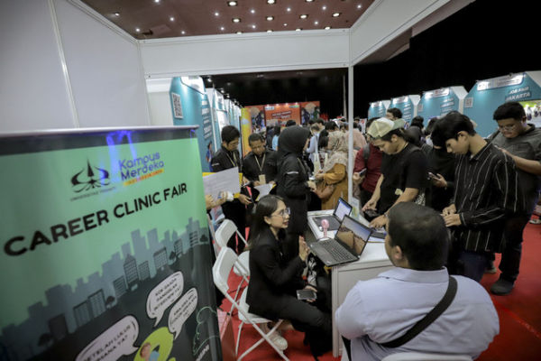 Pengunjung dari berbagai latar belakang memadati Jakarta Job Fair di Gelanggang Mahasiswa Universitas Trisakti, Jakarta, Selasa (15/4/2025). Foto: Jamal Ramadhan/kumparan