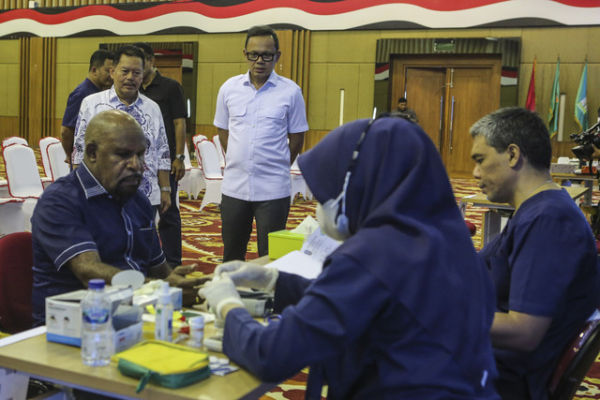 Wakil Menteri Dalam Negeri Bima Arya Sugiarto (tengah) melihat proses pemeriksaan kesehatan kepala daerah di BPSDM Kemendagri, Jakarta, Sabtu (21/6/2025). Foto: Asprilla Dwi Adha/ANTARA FOTO