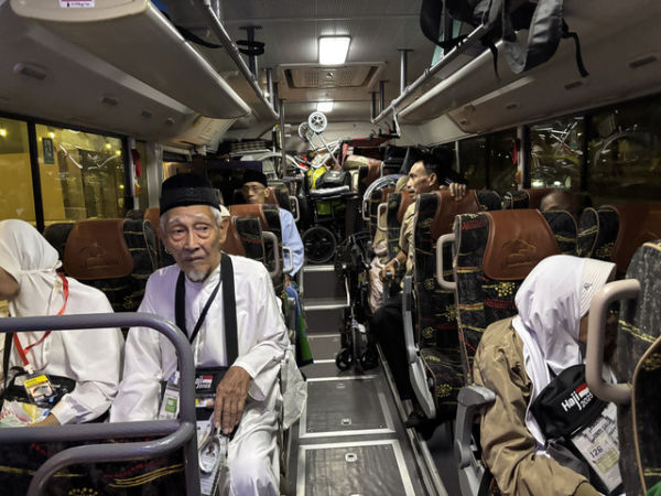 Petugas membantu jemaah haji lanjut usai yang ikut safari wukuf. Foto: Moh Fajri/kumparan