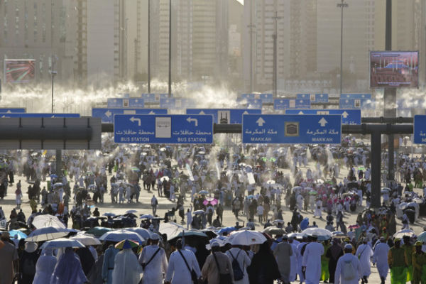Ribuan jamaah haji dari berbagai negara berjalan pulang setelah melempar Jumrah di Mina, Makkah, Arab Saudi, Sabtu (7/6/2025).  Foto: Andika Wahyu/ANTARA FOTO