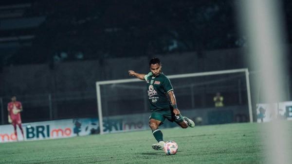 AKSI LAGA - Aksi Ardi Idrus saat membela Persebaya Surabaya. Ardi Idrus kini dirumorkan bakal ke Bhayangkara FC, 