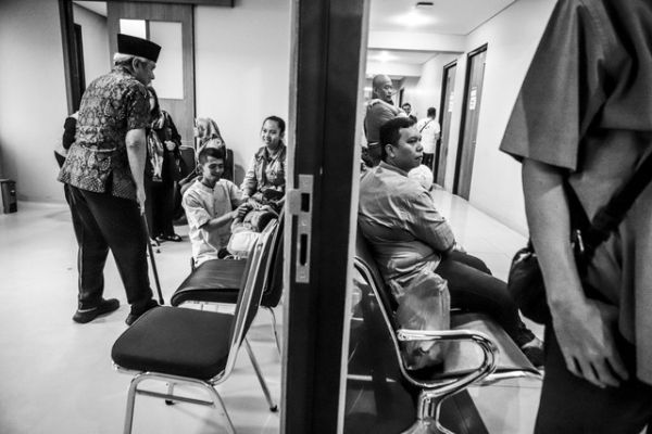 Berkumpul: Sejumlah Orang tua bersama anaknya sebelum dikhitan di YPAC Jakarta, Jakarta. Foto: Iqbal Firdaus/kumparan
