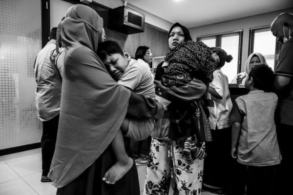 Menggendong anak: Orang tua menggendong anaknya sebelum dikhitan di YPAC Jakarta, Jakarta. Foto: Iqbal Firdaus/kumparan
