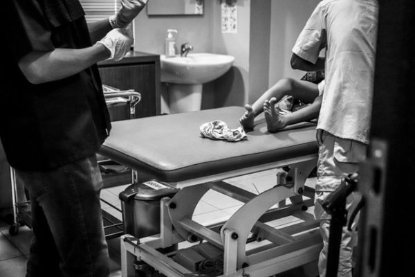 Saat Dikhitan: Celana dalam seorang anak disabilitas saat mengikuti khitan di YPAC Jakarta, Jakarta. Foto: Iqbal Firdaus/kumparan