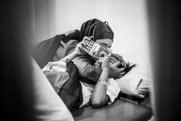 Menenangkan anaknya: Orang tua mendampingi anaknya saat dikhitan di YPAC Jakarta, Jakarta. Foto: Iqbal Firdaus/kumparan