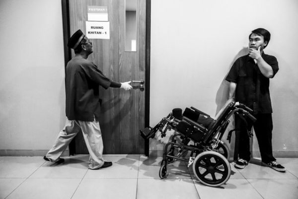 Menunggu Dikhitan: Orang tua menunggu anaknya dikhitan di YPAC Jakarta, Jakarta. Foto: Iqbal Firdaus/kumparan
