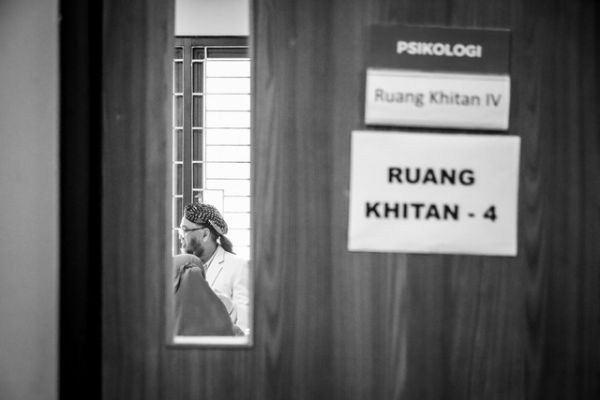 Menunggu Dikhitan: Orang tua menunggu di dalam ruang khitan saat anaknya dikhitan di YPAC Jakarta, Jakarta. Foto: Iqbal Firdaus/kumparan