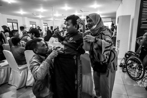 Memakaikan Sarung usai Dikhitan: Orang tua memakaikan sarung anaknya usai dikhitan di YPAC Jakarta, Jakarta. Foto: Iqbal Firdaus/kumparan