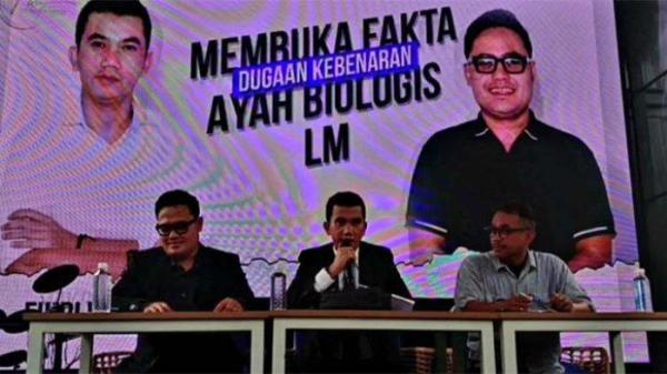 AYAH BIOLOGIS - Pria bernama Revelino mengklaim anak yang dilahirkan Lisa Mariana adalah darah dagingnya atau hasil hubungan diluar nikah dengan Lisa, bukan anak dari Ridwan Kamil. Hal itu disampaikan oleh tim kuasa hukum Revelino, Fikri Wijaya dan Elmanik ketika ditemui di kawasan Kabupaten Tangerang, Banten, Kamis (17/4/2025).