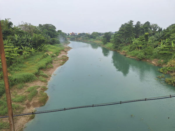 Penampakan air Sungai Citarum yang berubah warna dari coklat keruh menjadi biru kehijauan diduga karena tercemar limbah. Foto: kumparan